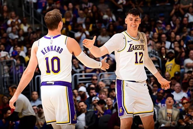 湖人双杀尼克斯拉拉维亚攻防全能助球队登顶西