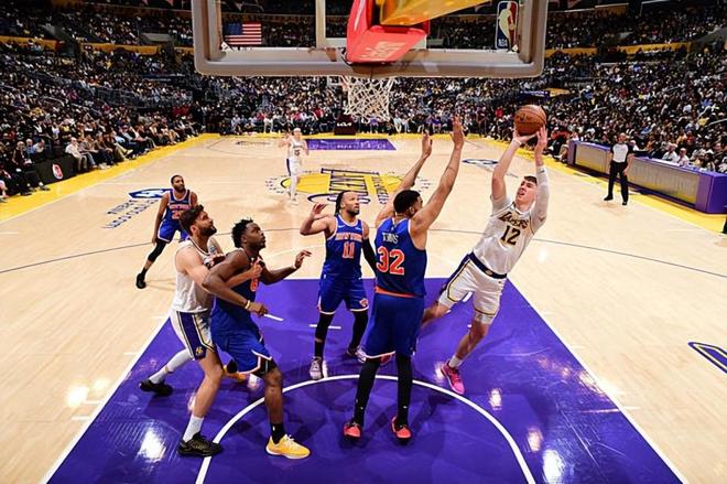 湖人双杀尼克斯拉拉维亚攻防全能助球队登顶西