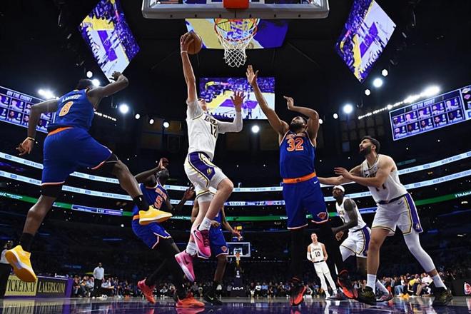 湖人双杀尼克斯拉拉维亚攻防全能助球队登顶西