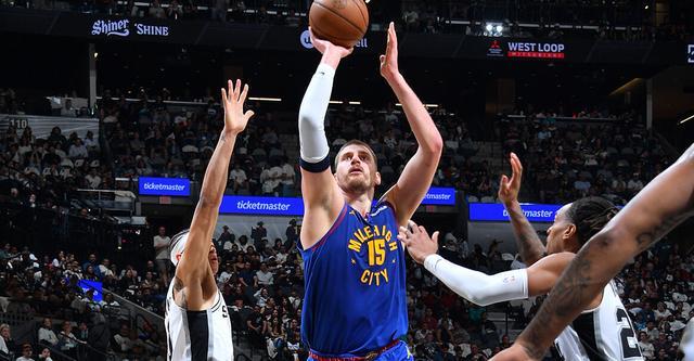 掘金客场力克马刺豪取12连胜 约基奇率队终结马