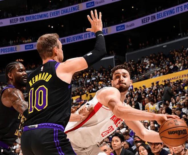 湖人强势压制火箭 詹姆斯28+8+7引领胜利