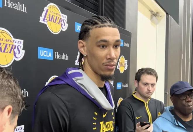 湖人强势压制火箭 詹姆斯28+8+7引领胜利