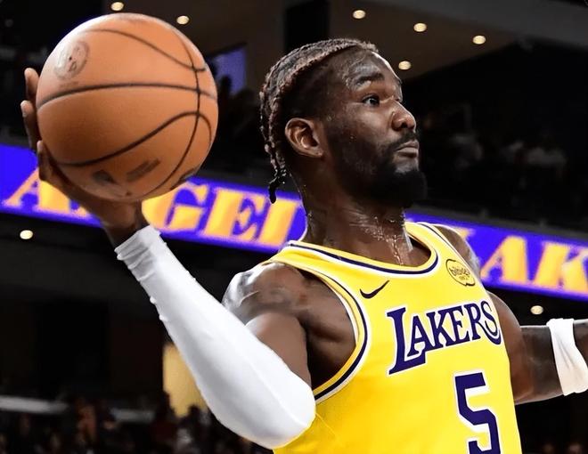 湖人强势压制火箭 詹姆斯28+8+7引领胜利