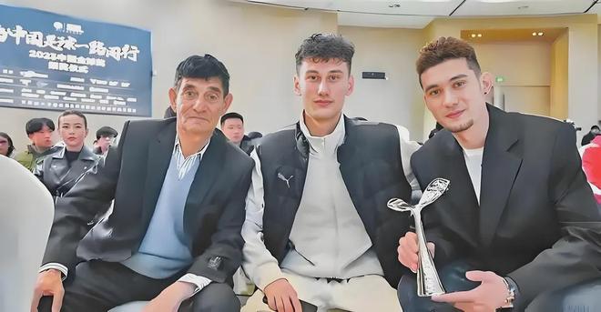 安东尼奥的发现与邵佳一的培养：拜合拉木从街